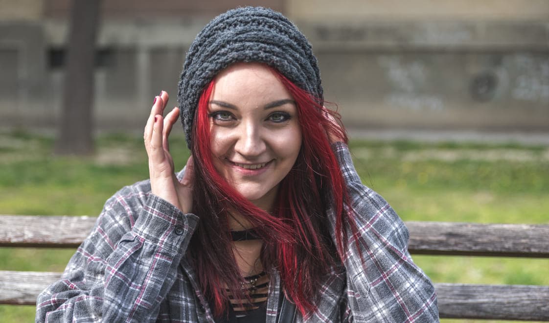 jonge-vrouw-roodgeverfd-haar-shutterstock_1375191233