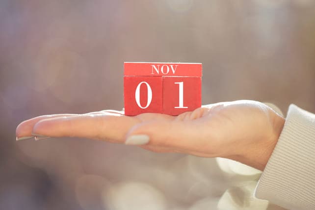 1-november-op-hand_1089381518