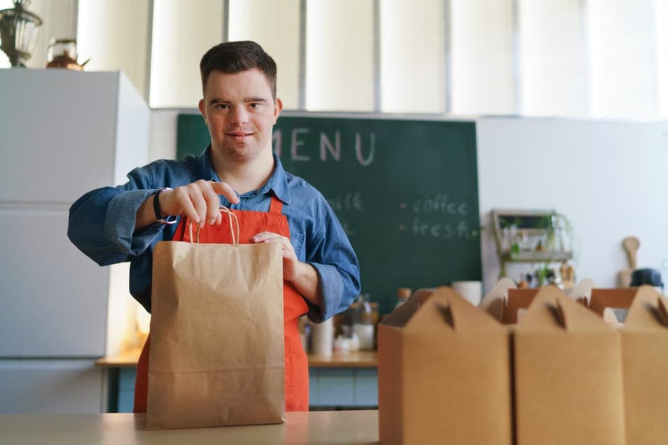 beschut-werk-restaurant-jong-down-verstandelijk-beperkt_2132696653