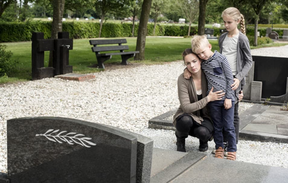 Begraafplaats-vrouw-kinderen-650367397
